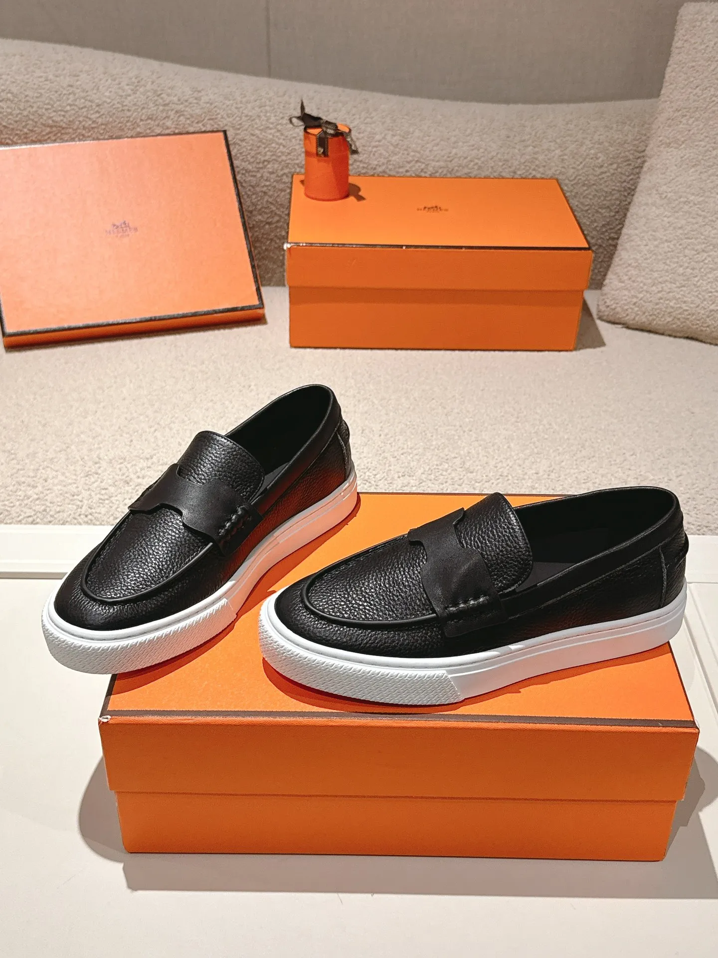 Men's men's shoes P620! Hermes# Thick Sole Couple Loafers These lace-up free sneakers in calfskin and washed denim feature signature "H" details. The design is simple and smooth, creating a fashionable urban look. It is comfortable and versatile. H family classics are not outdated, and the delivery counter is beautifully packaged🛍📦 Fabric: Original customized washed denim/first-layer cowhide Lining: Imported soft sheepskin Sole: Original open-molded anti-slip TPU material Size: 35-45